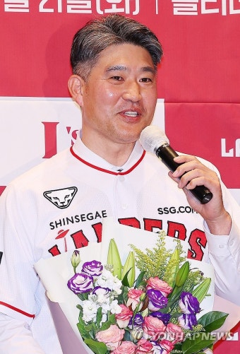취임 소감 밝히는 이숭용 감독