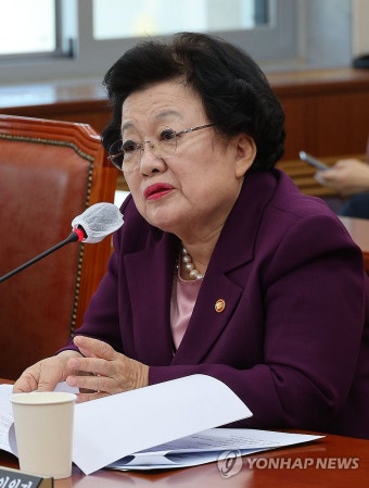 발언하는 이배용 위원장