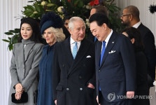 찰스 3세 국왕과 대화하는 윤석열 대통령