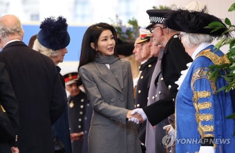 영국측 인사와 악수하는 김건희 여사
