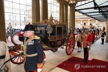 윤 대통령과 찰스 3세 국왕이 탑승한 마차