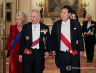 국빈 만찬 입장하는 윤석열 대통령 내외