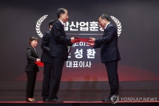 미래 차 핵심 부품 국산화 이끈 조성환 현대모비스 전 대표이사 은탑산업훈장