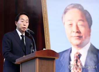 추모사 하는 김현철 김영삼대통령기념재단 이사장