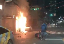 부산서 가게 들이받은 전기차 택시 화재…운전사 화상
