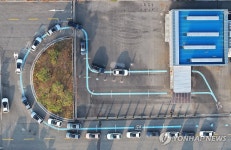 수소 충전소에 늘어선 대기열