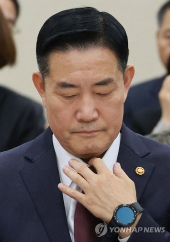 생각에 잠긴 신원식 장관