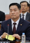 질의 듣는 신원식 장관