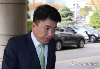 법정 향하는 함영주 하나금융그룹 회장