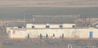 이동하는 북한 주민들