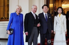 윤석열 대통령 내외, 찰스 3세 영국 국왕 내외와 작별 기념 촬영