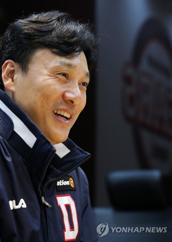 인터뷰하는 이승엽 두산 감독
