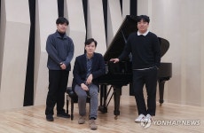 포즈 취하는 김태형-손정범-정지원