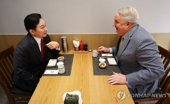 대화 나누는 인요한 위원장-원희룡 장관