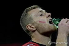 얼굴에 붉은 마크 그린 세리에A 선수들…여성 폭력 안 돼!