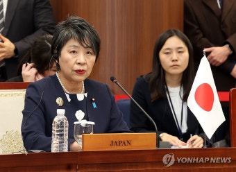 박진 장관 발언 듣는 일본 외무상