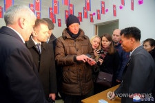 북한 선거장 찾은 주북 러시아 대사관