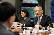 유인촌 장관, 문학계 현장 간담회 참석