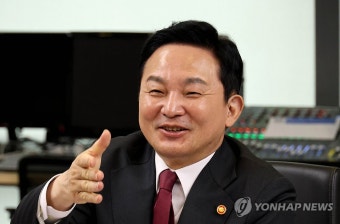 밝은 표정으로 대화하는 원희룡 장관