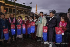 부산 세계 박람회 개최지 결정 앞두고, 세느강변에서 청사초롱 들고 파이팅