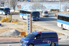 법무부 버스로 이송되는 대구교도소 재소자들