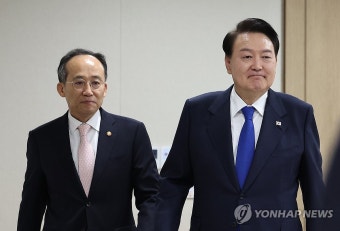 추경호 부총리와 국무회의 입장하는 윤석열 대통령