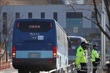 이송되는 대구교도소 재소자들