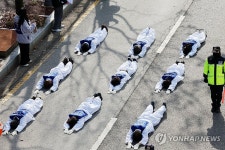 오체투지 행진하는 전국장애인부모연대 광주지부
