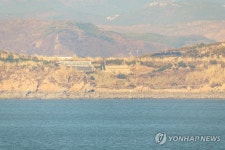 연평도에서 바라본 북한 장재도