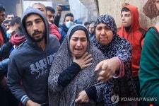 "또다시 버림받았다"…휴전종료에 울부짖는 가자주민