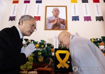 진우 스님과 합장하는 유인촌 장관