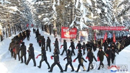 북한 청년학생들 백두산밀영고향집 답사