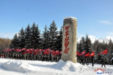 북한 청년학생들 백두산밀영고향집 답사