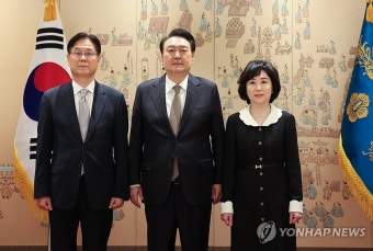 윤석열 대통령, 이관섭 정책실장에게 임명장 수여