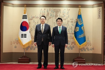 윤석열 대통령, 황상무 시민사회수석에게 임명장 수여