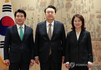 윤석열 대통령, 황상무 시민사회수석에게 임명장 수여