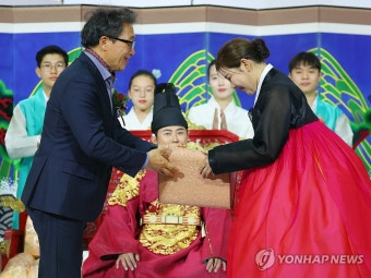 인천공항 명예 수문장에 가수 송가인 임명