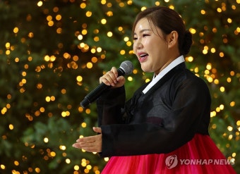 공연 펼치는 인천공항 명예 수문장 가수 송가인
