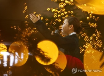 인천공항 명예 수문장 가수 송가인의 축하 공연