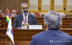 한ㆍ모리셔스 외교장관 회담에서 인사말 하는 고빈 장관