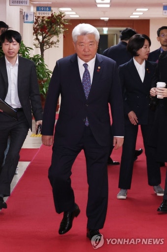 국무회의 입장하는 김홍일 국민권익위원장