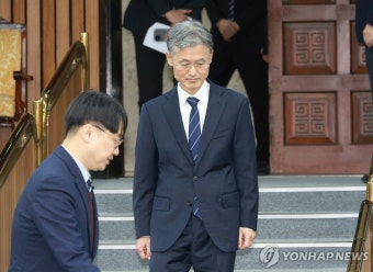 입장하는 조희대 대법원장 후보자
