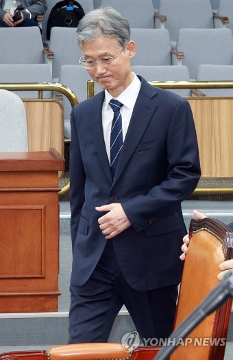 입장하는 조희대 대법원장 후보자