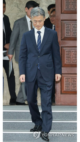 입장하는 조희대 대법원장 후보자
