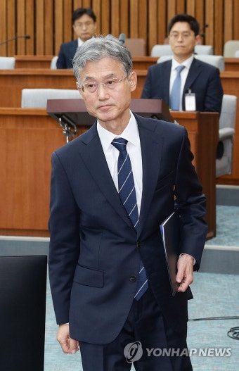 선서문 전달하는 조희대 대법원장 후보자