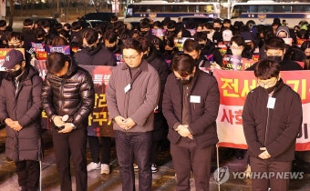 전세사기 희생자 묵념하는 피해자들