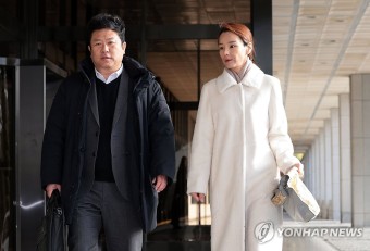 참고인 조사 위해 검찰 출석하는 강미정 아나운서