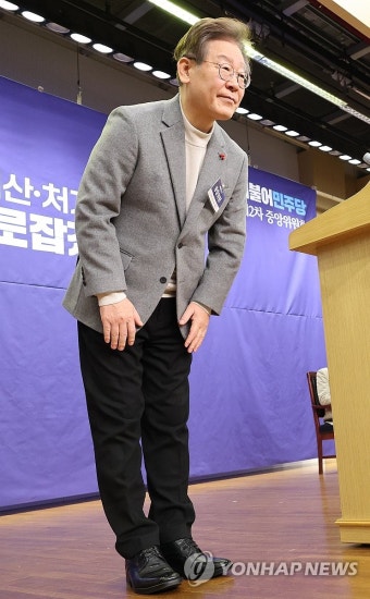 인사하는 이재명 대표