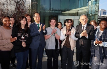 외국인들과 기념 촬영하는 한덕수 총리와 유인촌 장관