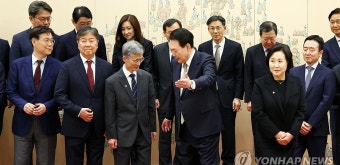 환담장 안내하는 윤석열 대통령